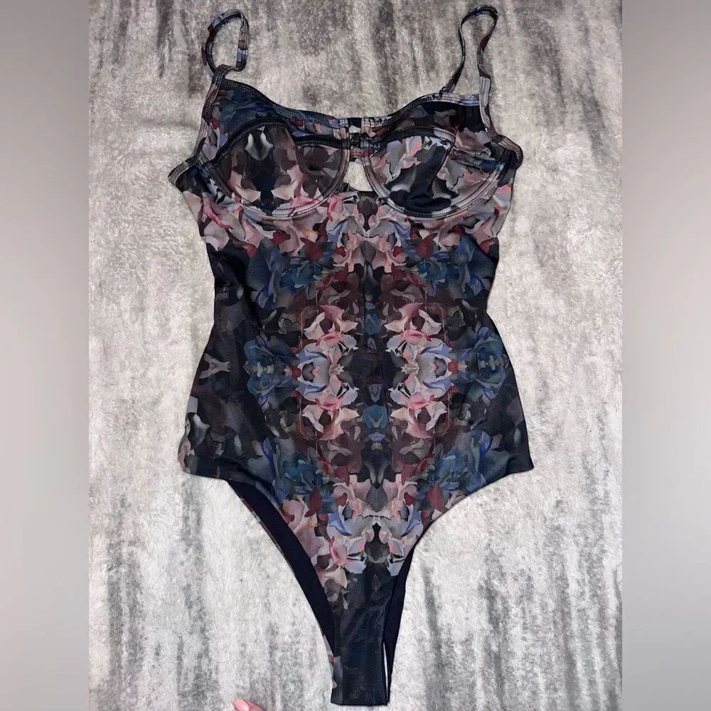 👙 NWTs Tavik Petal Noir Size Medium